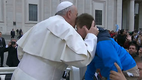 Popiežius išpildė seną vaiko svajonę: berniuką su Dauno sindromu pavėžino papamobiliu