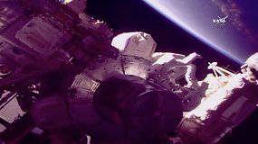 Pasivaikščiojimas kosmose: NASA astronautai trumpam paliko kosminę stotį