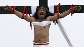 Filipiniečiai kruvinai mini Didįjį penktadienį: plakasi rimbais, kalasi prie kryžiaus