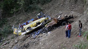 Indijoje mokykliniam autobusui nuriedėjus nuo skardžio žuvo 27 vaikai