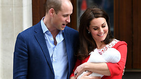 Princas Williamas ir hercogienė Catherine pasauliui pristatė karališkąjį kūdikį