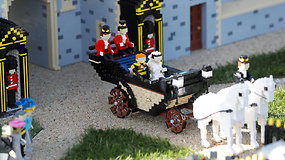 „LEGO“ iš beveik 60 tūkst. detalių atkūrė realią princo Harry ir Meghan Markle vestuvių procesiją