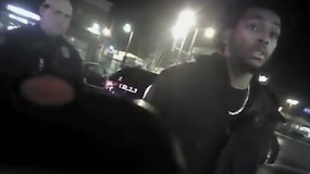 Paviešintas vaizdo įrašas, kuriame policija „Milwaukee Bucks“ krepšininką nutildo elektrošoku
