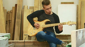 Lenkas elektrinę gitarą sokonstravo iš 1300 medinių liežuvio laikiklių