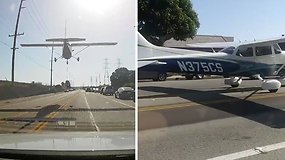 Los Andžele vairuotojus nustebino kelyje avariniu būdu nusileidęs lėktuvas