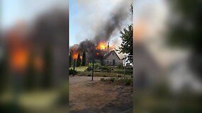 Nufilmuota, kaip Vilniaus rajone liepsnoja namas