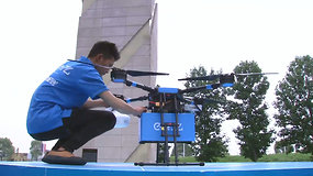 Kinijoje į namus užsakytą maistą atskraidins dronai