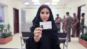 Artėja istorinė diena Saudo Arabijoje: moterims jau išdavinėjami vairuotojo pažymėjimai
