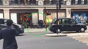 Londone plėšikai ant motorolerių nusiaubė juvelyrikos parduotuvę