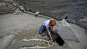 Nauji radiniai Pompėjų griuvėsiuose: archeologai aptiko akmens prispausto vyro skeletą