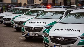 Policija parodė naujus „Opel“ automobilius, kuriais tramdys greičio mėgėjus