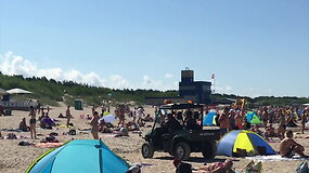 Gelbėtojai laviruoja pliaže tarp poilsiautojų