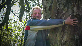 Į pensininko prižiūrimą Skinderiškio parką žmonės plūsta pasigrožėti pražydusiomis magnolijomis