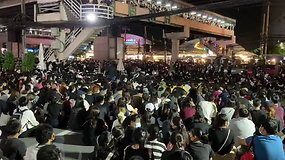 Vienas protesto lyderių primena susirinkusiems, kad dabartinis šalies premjeras Prayuth Chan–ocha ir jo partija neištesėjo pažadų sukurti socialines garantijas šalyje
