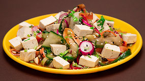 Azijietiškos salotos su tofu sūriu