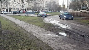 Fotopolicija: situacija sostinės Kalvarijų gatvės kieme, kai automobiliai važinėja pėsčiųjų takais ir veja