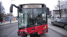 Avarija Santari&scaron;kėse: autobusas atsitrenkė į stotelę