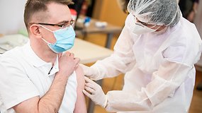 „AstraZeneca“ vakcina nuo COVID-19 paskiepytas ir ministras A.Dulkys: „Puikiai jaučiuosi. Tik bakst ir viskas“