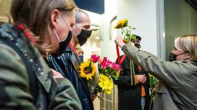 „The Roop“ grįžo į Lietuvą: oro uoste artimieji ir gerbėjai pasitiko plojimais