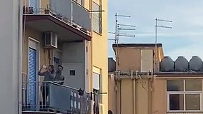 Karantine uždaryti italai nepraranda optimizmo – renkasi balkonuose ir dainuoja