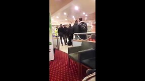 Į Klaipėdos uostą parplaukę lietuviai &scaron;aipėsi i&scaron; aplinkinių ir keikėsi