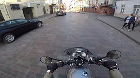 Pasaulis karantine: motociklu apvažiavo judriausias Vilniaus gatves – piko metu miestas tuščias