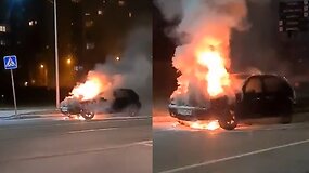 Vilniuje naktį užsiliepsnojo &bdquo;VW Golf&ldquo; automobilis
