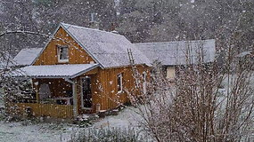 Į Lietuvą sugrįžo žiema – sniegas užklojo namų stogus ir jau sužaliavusią žolę