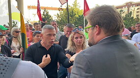 Seimo narys K.Barto&scaron;evičius i&scaron;ėjo pasikalbėti su protestuotojais