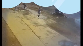 Kaune policija ie&scaron;ko paauglį primu&scaron;usių jaunuolių: smūgius užfiksavo kameros