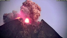 Įspūdingi kadrai: išsiveržė dar vienas ugnikalnis – šįkart Indonezijoje