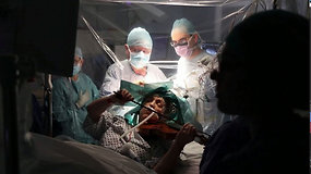 Neįtikėtina: smegenų operacijos metu pacientė grojo smuiku