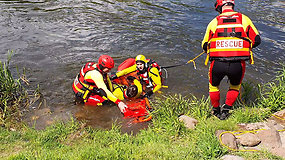 Inscenizuotas skenduolio gelbėjimas: skubama į pagalbą žmogui, kuris blaškosi vandenyje