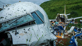 Indijoje nulėkęs nuo tako sudužo keleivinis lėktuvas: korpusas lūžo pusiau, žuvo mažiausiai 18 žmonių