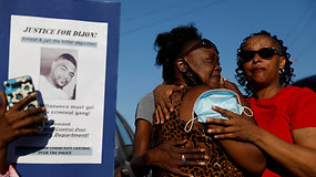 Los Andžele įsižiebė protestai po to, kai policijos pareigūnai sušaudė 29 m. afroamerikietį