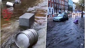 Potvynio apsemtomis gatvėmis liūdnai skimbčiodamos plaukė alaus statinės