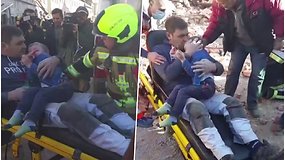 Jaudinanti akimirka po 6,4 balo žemės drebėjimo: iš po griuvėsių ištrauktas vyras prie krūtinės glaudė vaiką
