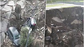 Neapolyje staiga atsivėrė milžiniška smegduobė – vaizdo įraše matyti į prarają nugarmėję automobiliai