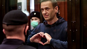 A.Navalnas pasiųstas už grotų: teisėjai skaitant sprendimą, delnais rodė žmonai širdį ir ragino neliūdėti