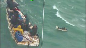Kameros užfiksavo dramatišką akimirką, kaip banga apverčia ir pasiglemžia laivą su migrantais