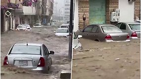 Gausūs krituliai sukėlė potvynį Mekoje – vanduo iki pusės apsėmė gatvėje stovėjusius automobilius