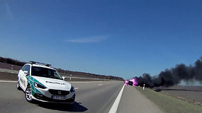 Užfiksavo įspūdingą vaizdą: kontrabandininkas galimai pats padegė automobilį su cigaretėmis