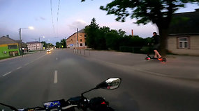 Užfiksavo, kaip paspirtukininkas aplenkia motociklą, važiuojantį didesniu nei 50 km/val. greičiu