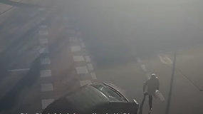 Pareigūnai prašo atsiliepti pėsčiąją – vaizdo įraše užfiksuota, kaip moterį kliudo automobilis