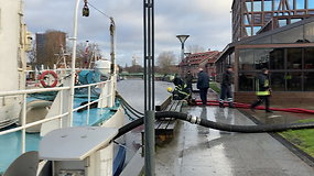 Rūpesčių vėl kelia Danėje stovintis laivas „Ole Willasen“ – ugniagesiai iš triumo pumpuoja vandenį