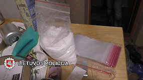 Su įkalčiais sulaikyti asmenys į Lietuvą atgabenę labai didelį kiekį narkotinių medžiagų