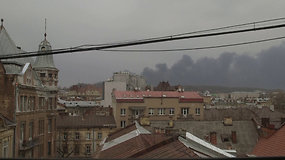 Rusija atakavo Lvivą – per sprogimus sužeisti 5 žmonės, danguje tvyro dūmų debesys