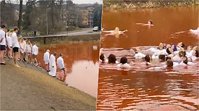 Kraujo spalvos tvenkinyje prie Rusijos ambasados išsimaudė baltai apsirengę žmonės