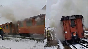 Nufilmuota, kaip užsiliepsnojo ir dūmuose paskendo siauruko vagonas