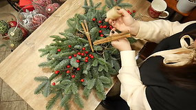 Šventinio stalo dekoras: floristė parodė, kaip patiems sukurti kalėdinę kompoziciją